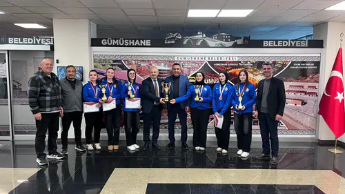 Başkan Başer, Türkiye Üçüncüsü Gümüşhane Lisesi Bowling Takımını Ağırladı