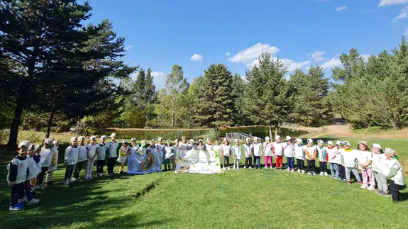 Gümüşhane'de miniklerden doğa bilinci: Çöp toplama ve fidan dikimi etkinliği gerçekleşti!