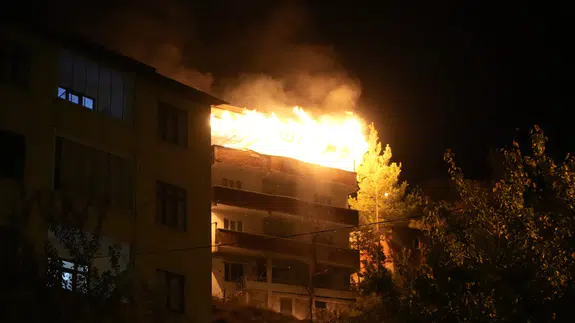 Gümüşhane’de 4 katlı binada çıkan yangın paniğe neden oldu
