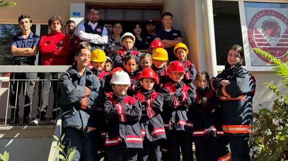 Minik öğrencilere itfaiyecilik eğitimi