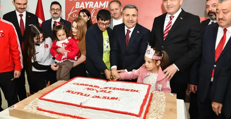 Gümüşhane'de Cumhuriyet'in 103'üncü Yıl Dönümü: Vali Atay Davetlileri Kapıda Karşıladı
