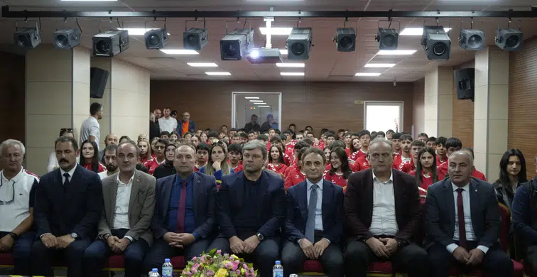 Ertuğrul Sağlam Gümüşhane’de Gençlerle Bir Araya Gelerek Spor ve Ahlak Vurgusu Yaptı
