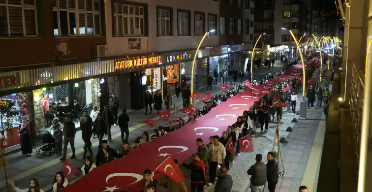 Gümüşhane Sokaklarında Fener Alayı Coşkusu: 103 Metrelik Bayrakla Cumhuriyet Korteji