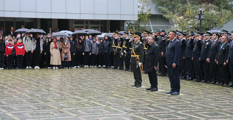 Gümüşhane’de Cumhuriyet Bayramı kutlamaları yağmur altında başladı