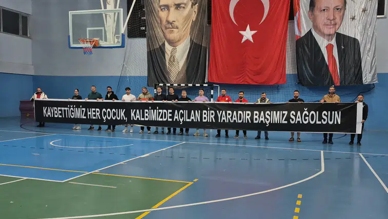 Sahada Hüzün ve Vefa Bir Arada: Kelkitli Eğitimcilerin Pankartı Yürek Burktu!