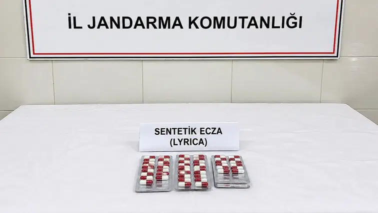Şiran'da Jandarmadan Kaçamadılar: Araçtan ve Evden Sentetik Hap Çıktı