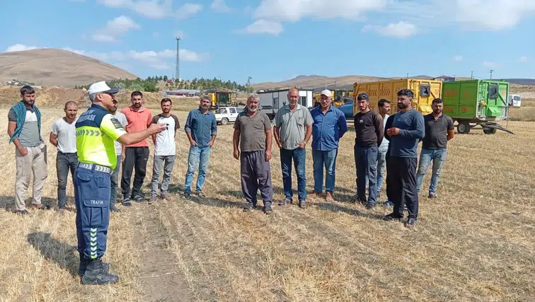 Jandarma Ekiplerinden Traktör ve Biçerdöver Sürücülerine Hayati Uyarılar