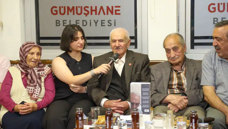 İnşaat İşçiliğinden Şairliğe Uzanan Ömür: Bankacıya Yazdığı Şiirle Herkesi Hayran Bıraktı!