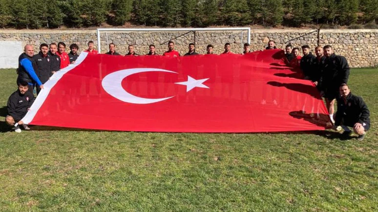 Gümüşhanespor'dan dev Türk bayrağı ile Cumhuriyet Bayramı kutlaması