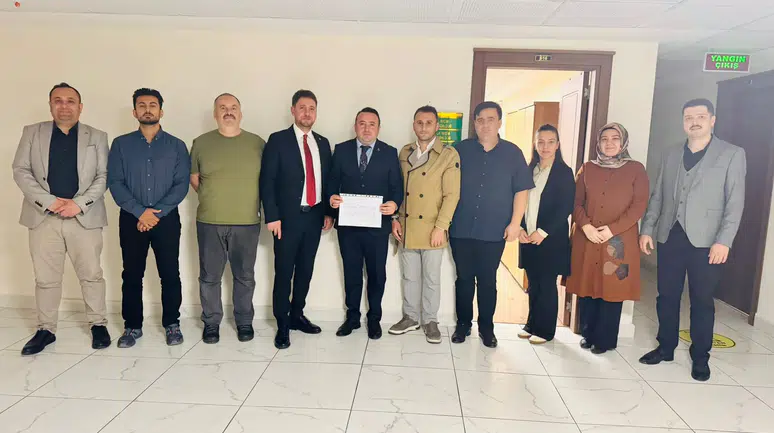 Ünlü ve yönetimi mazbatasını aldı