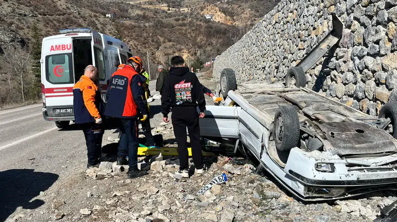 Gümüşhane’de otomobil ters döndü: 2 yaralı