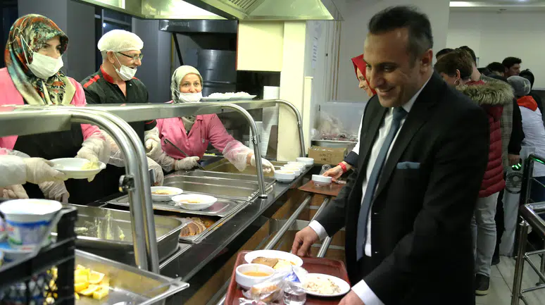 Gümüşhane Üniversitesi’nde Geleneksel İftar Sofrası: Rektör Yıldız Gençlerle Buluştu