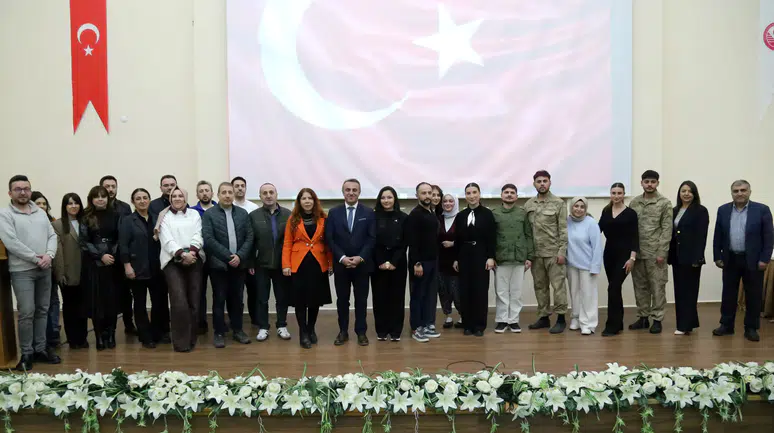 Gümüşhane'de duygusal anlar: "Kınalı Hasan" sahne alınca salon gözyaşlarına boğuldu!