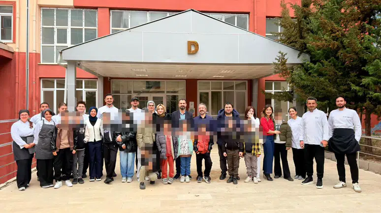 Gümüşhaneli minikler mutfakta şov yaptı! Kendi pizzalarını kendi elleriyle pişirdiler