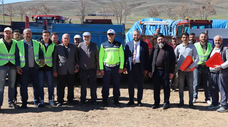 Gümüşhane İl Jandarma Komutanlığı’ndan Çiftçilere Trafik Güvenliği Eğitimi
