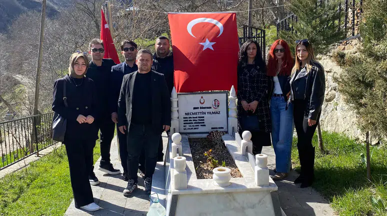 Türk Eğitim-Sen Kelkit Şubesi'nden Şehit Öğretmen Necmettin Yılmaz'ın Kabrine Anlamlı Ziyaret