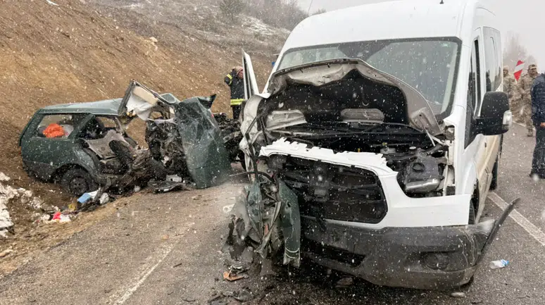 Kelkit’te feci kaza: Öğretmen servisi ile otomobil çarpıştı: 1 ölü, 10 yaralı