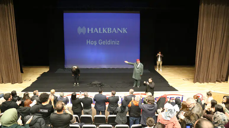 Ahmet Yenilmez'den Gümüşhane’de Dev Performans! 65. Gösterim Ayakta Alkışlandı