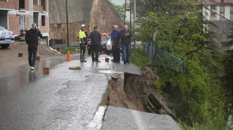 Karşıyaka Mahallesi'nde Aşırı Yağış Nedeniyle Yol Çöktü: Bölge Trafiğe Kapatıldı