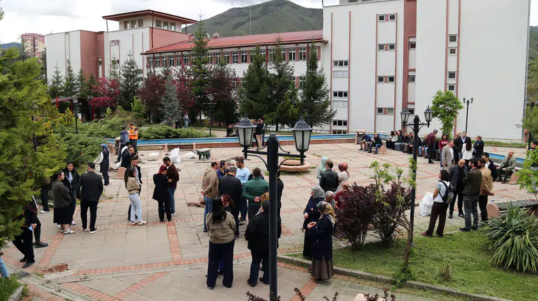 Gümüşhane Üniversitesinde Geniş Katılımlı Acil Durum Tahliye Tatbikatı Gerçekleştirildi
