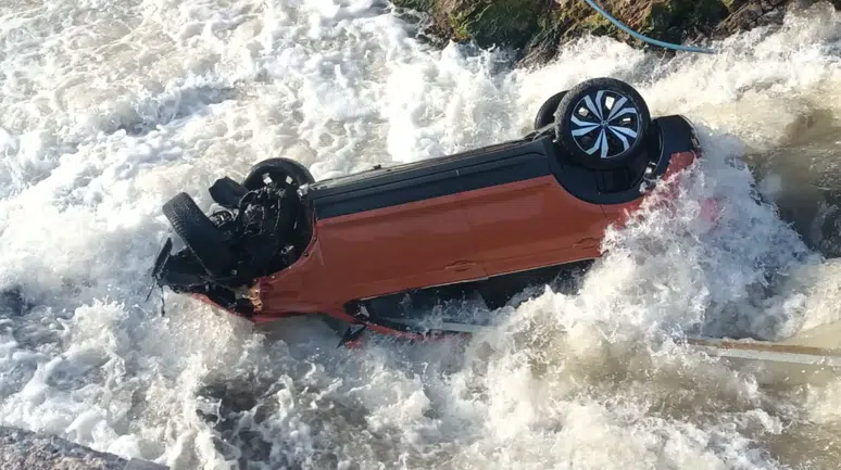 Bariyerler bile durduramadı! Gümüşhane'de otomobil dereye uçtu: 1 yaralı
