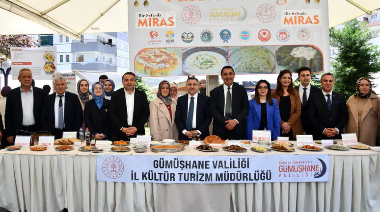 Atatürk Parkı'nda Renkli Görüntüler: Asırlık Lezzetler Gümüşhane'de Görücüye Çıktı!