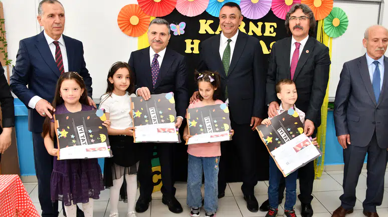 Gümüşhane'de 17 bin 183 öğrenci karne sevinci yaşadı
