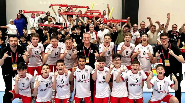 Türk Voleyboluna 62 Kupa Kazandıran Şeref Tok’tan Tarihi Başarı