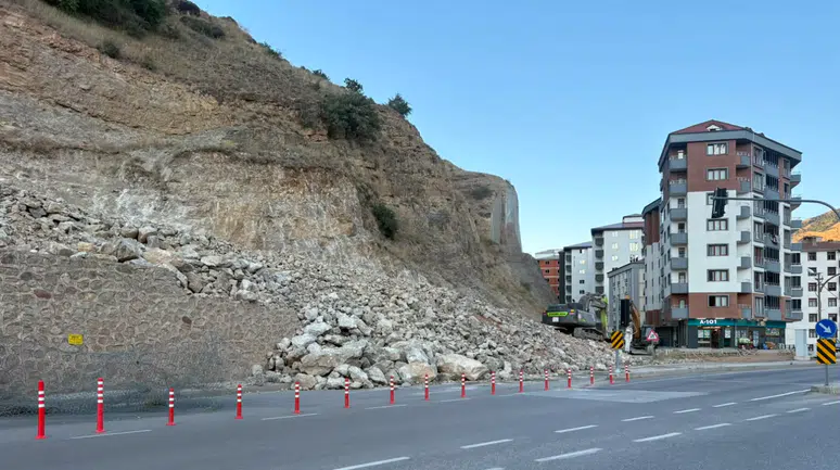Gümüşhane'de 1. Etap TOKİ yolu geçici olarak ulaşıma kapatıldı