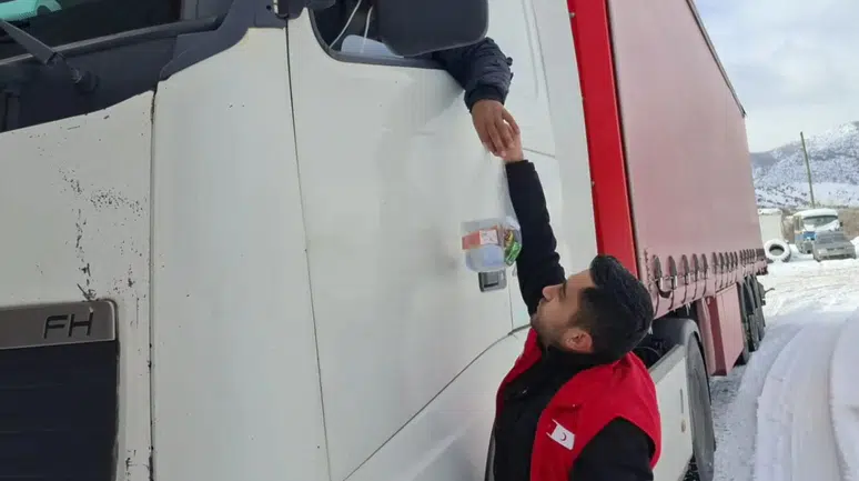 Dağlar geçit vermeyince Kızılay sürücülerin imdadına hızır gibi yetişti