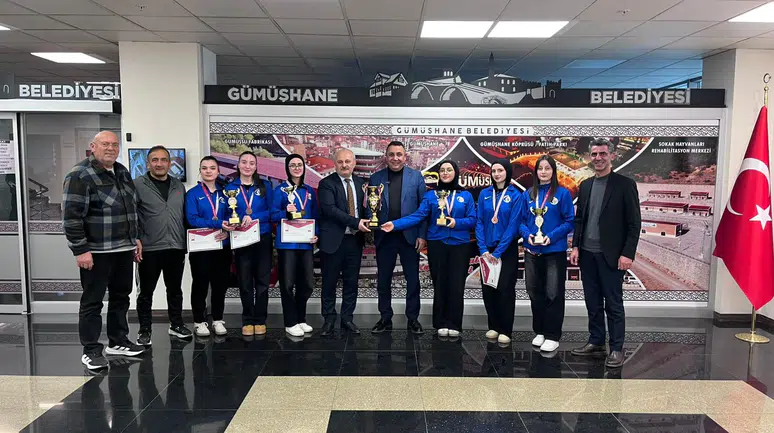 Başkan Başer, Türkiye Üçüncüsü Gümüşhane Lisesi Bowling Takımını Ağırladı