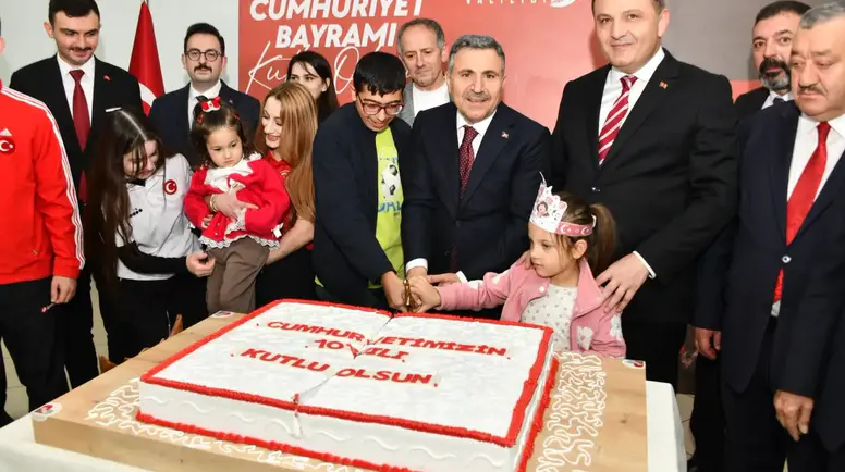 Gümüşhane'de Cumhuriyet'in 103'üncü Yıl Dönümü: Vali Atay Davetlileri Kapıda Karşıladı