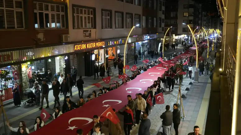 Gümüşhane Sokaklarında Fener Alayı Coşkusu: 103 Metrelik Bayrakla Cumhuriyet Korteji