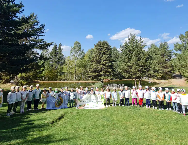 Gümüşhane'de miniklerden doğa bilinci: Çöp toplama ve fidan dikimi etkinliği gerçekleşti!