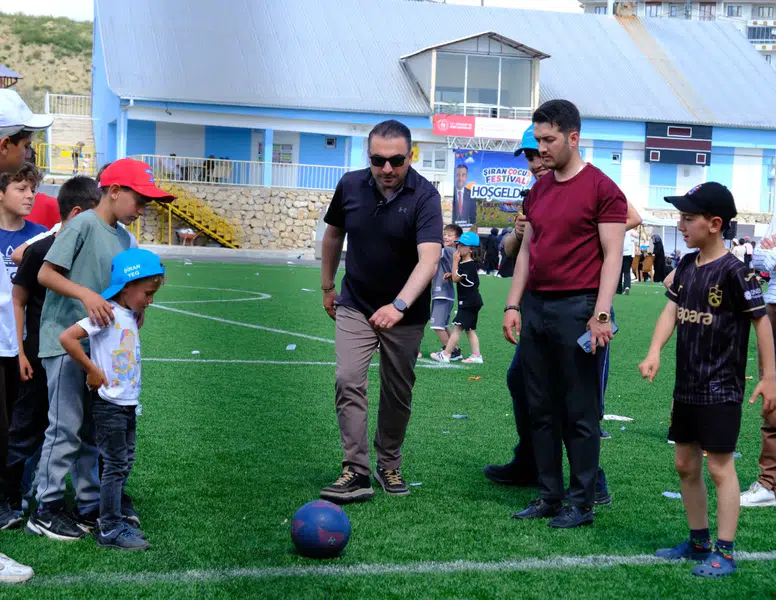 Şiran’da 3. Çocuk Festivali Coşkusu: İlçe Stadı Renkli Görüntülere Sahne Oldu