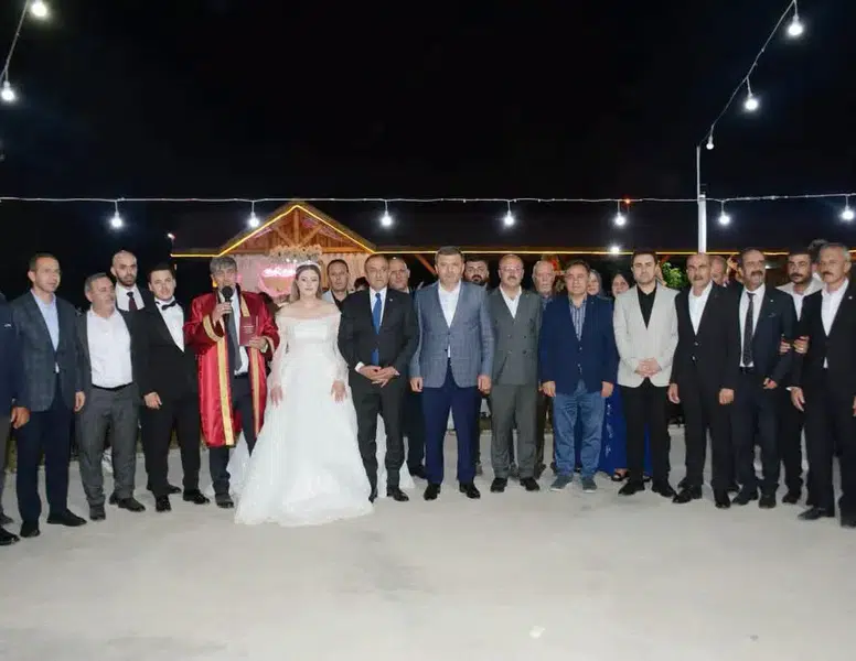 Torul’daki Düğünde Herkesi Duygulandıran An! Başkan Özdemir Kürsüye Bu Kez Kızı İçin Çıktı