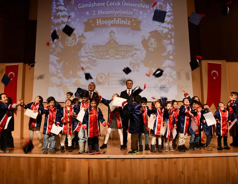 Gümüşhane'de Miniklerin Kep Atma Coşkusu: Geleceğin Bilim İnsanları Diplomalarını Aldı!