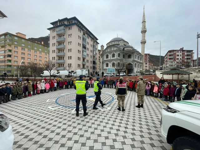 Jandarma’dan minik öğrencilere “J” sürprizi 3