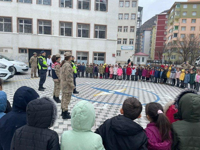 Jandarma’dan minik öğrencilere “J” sürprizi 2