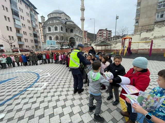 Jandarma’dan minik öğrencilere “J” sürprizi 6
