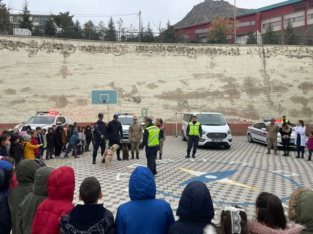 Jandarma’dan minik öğrencilere “J” sürprizi 4