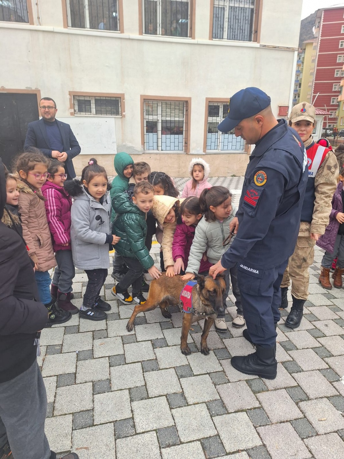 Jandarma’dan minik öğrencilere “J” sürprizi 8