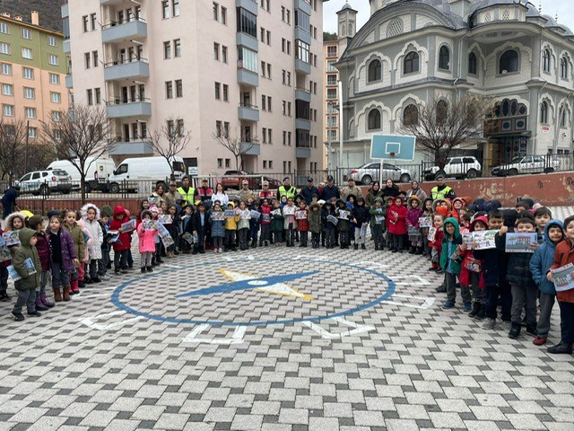 Jandarma’dan minik öğrencilere “J” sürprizi 5