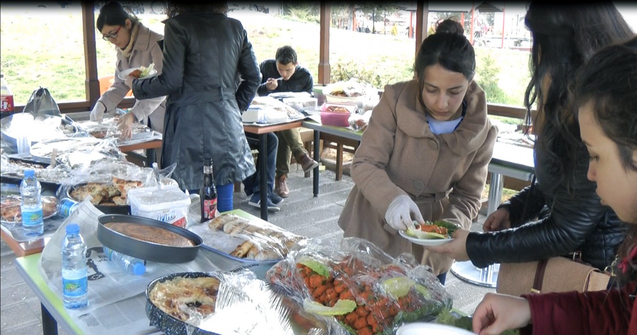 'Bir El de Siz Uzatın' 1