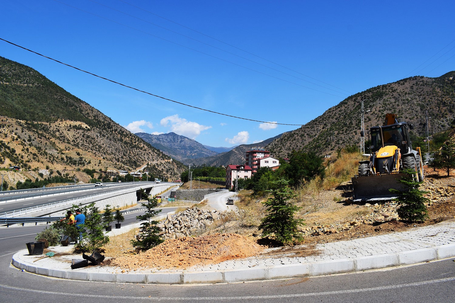 Torul’da peyzaj ve ağaçlandırma çalışmaları devam ediyor 3