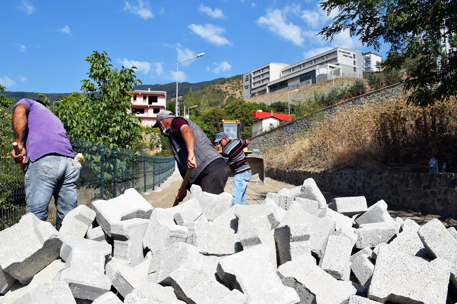 Torul’da üstyapı ve parke çalışmaları devam ediyor 3