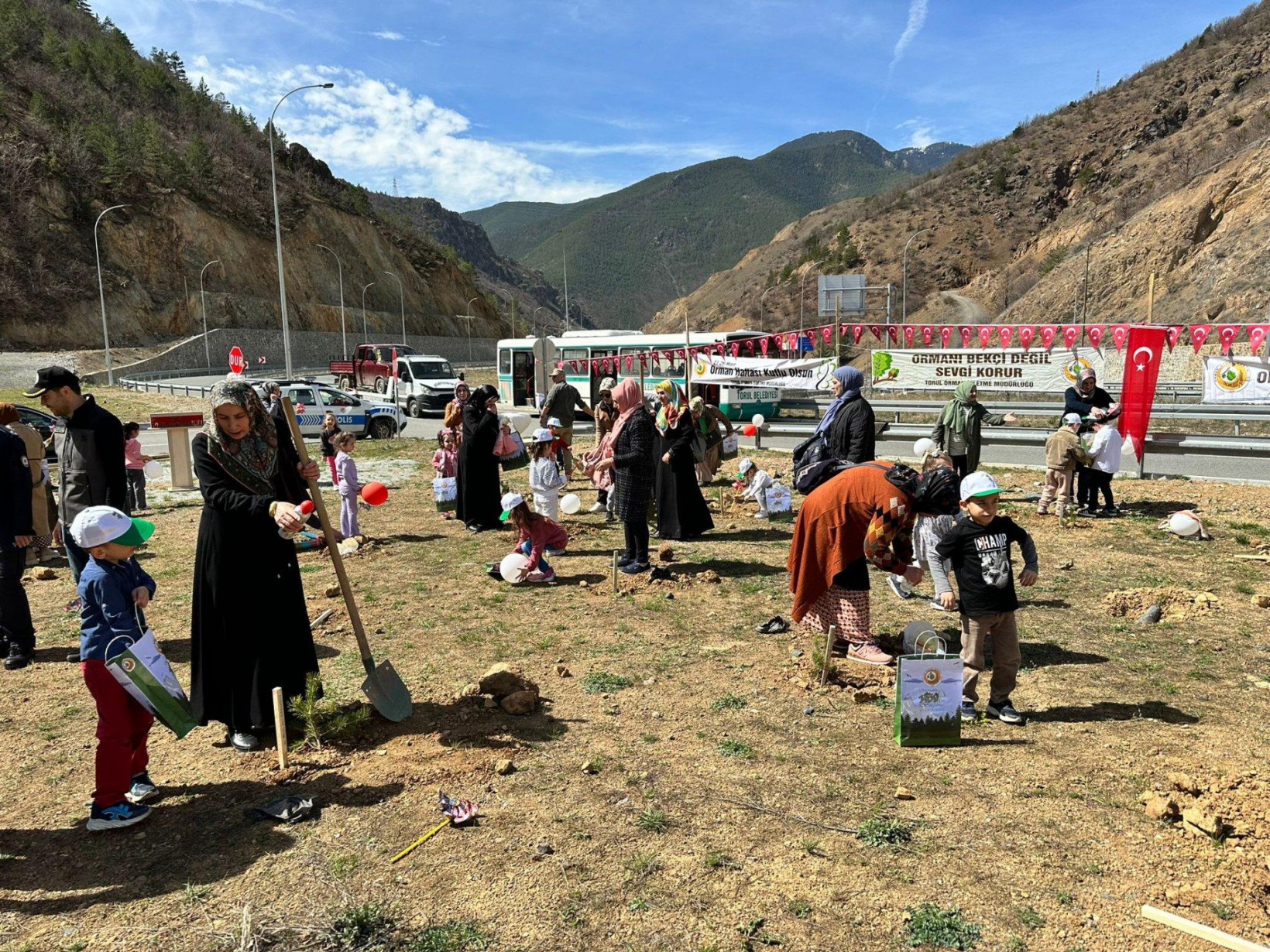 Torul’da “Minik ellerden gelecek ormanı” oluşturuldu 28