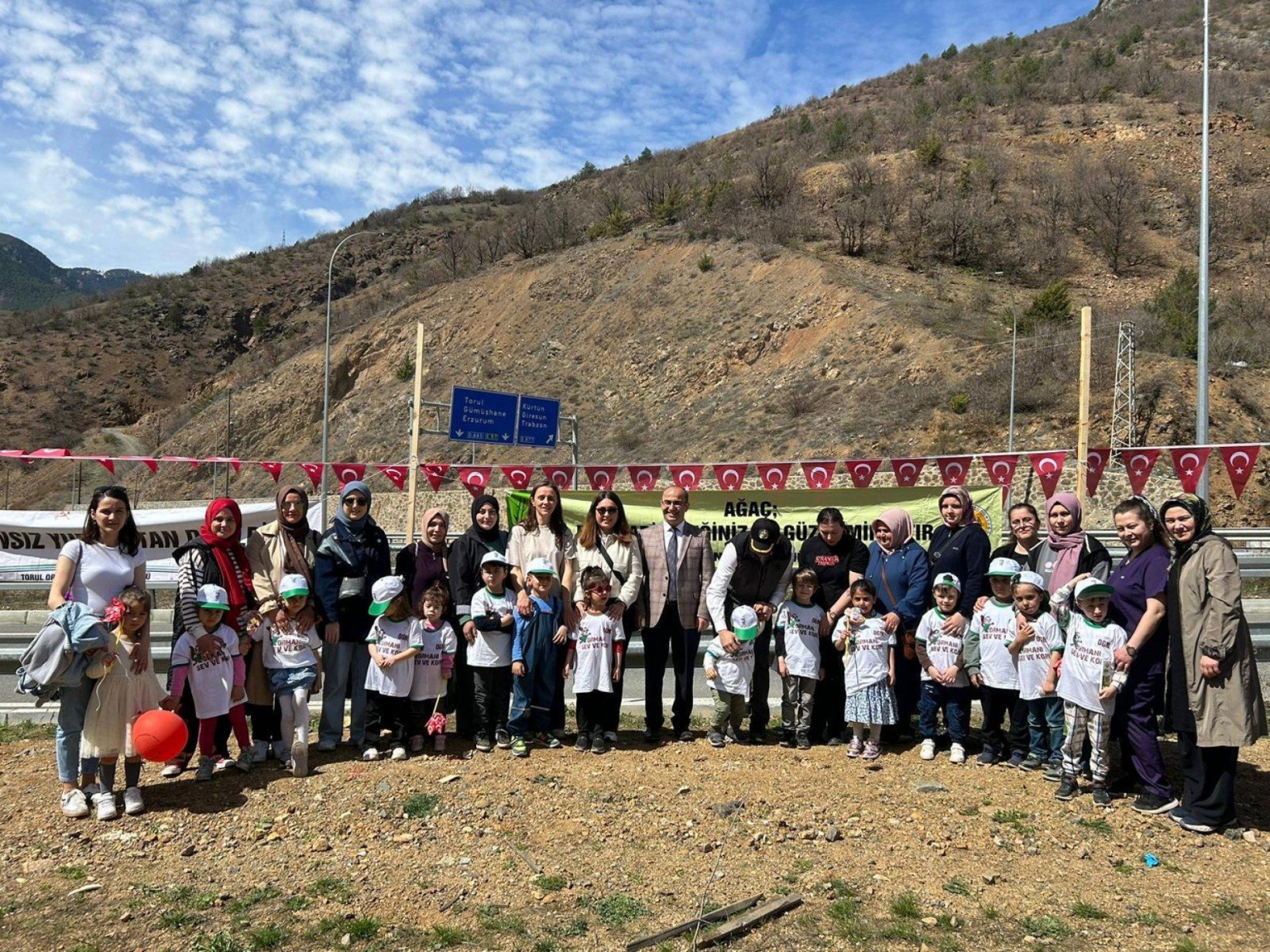 Torul’da “Minik ellerden gelecek ormanı” oluşturuldu 27