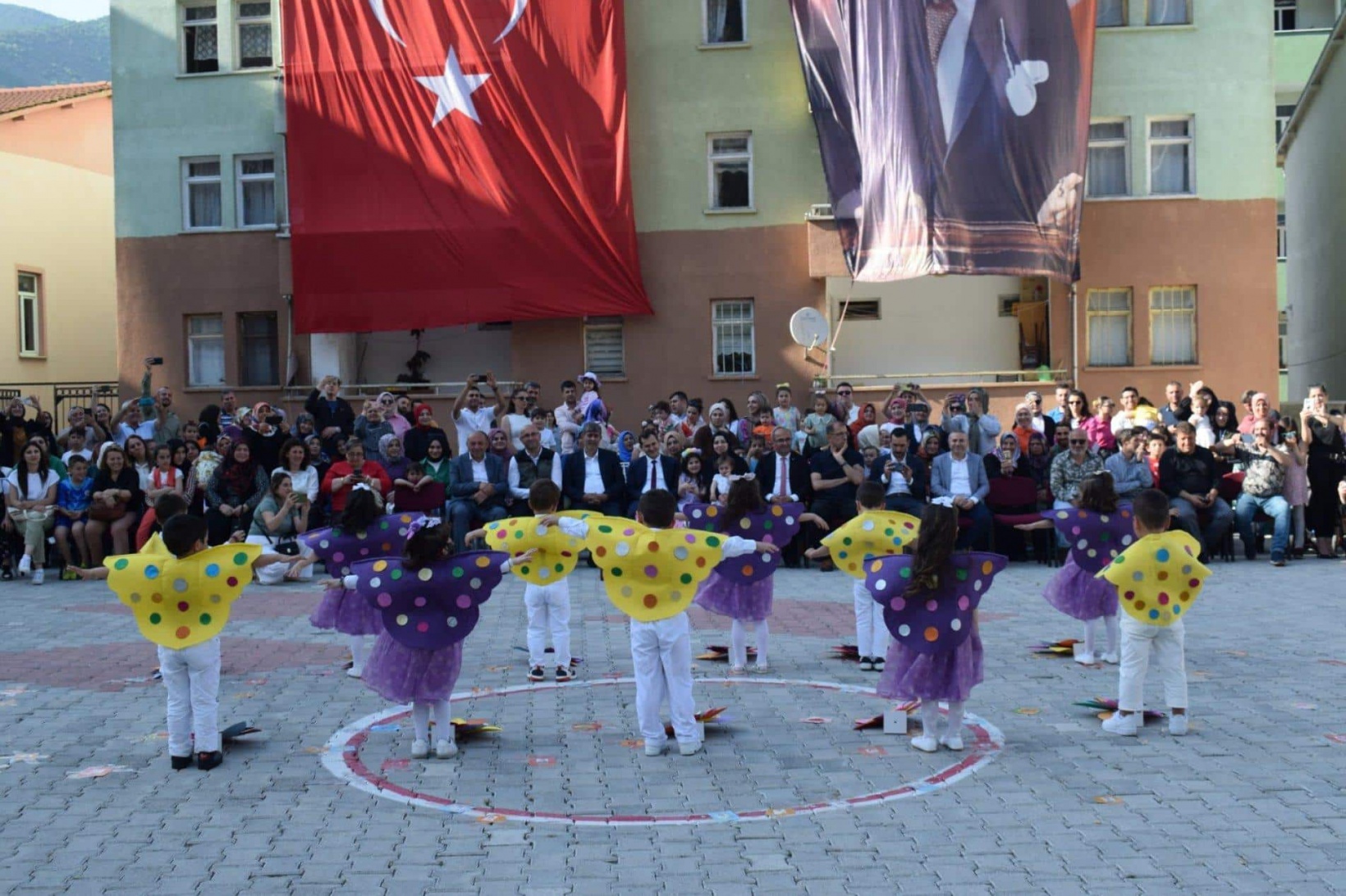 Minik öğrencilerden kocaman yıl sonu okul öncesi şenliği 16