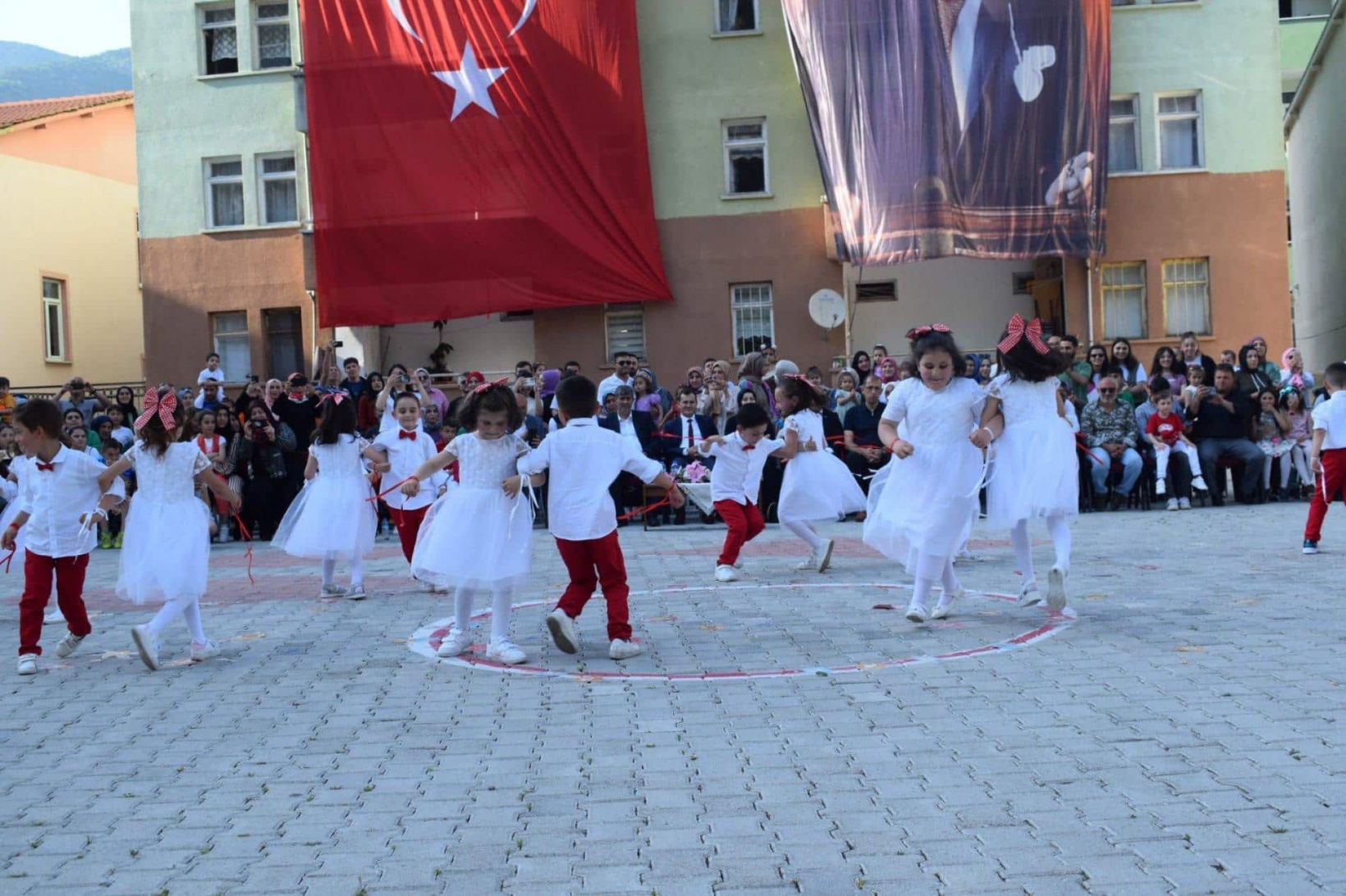 Minik öğrencilerden kocaman yıl sonu okul öncesi şenliği 12